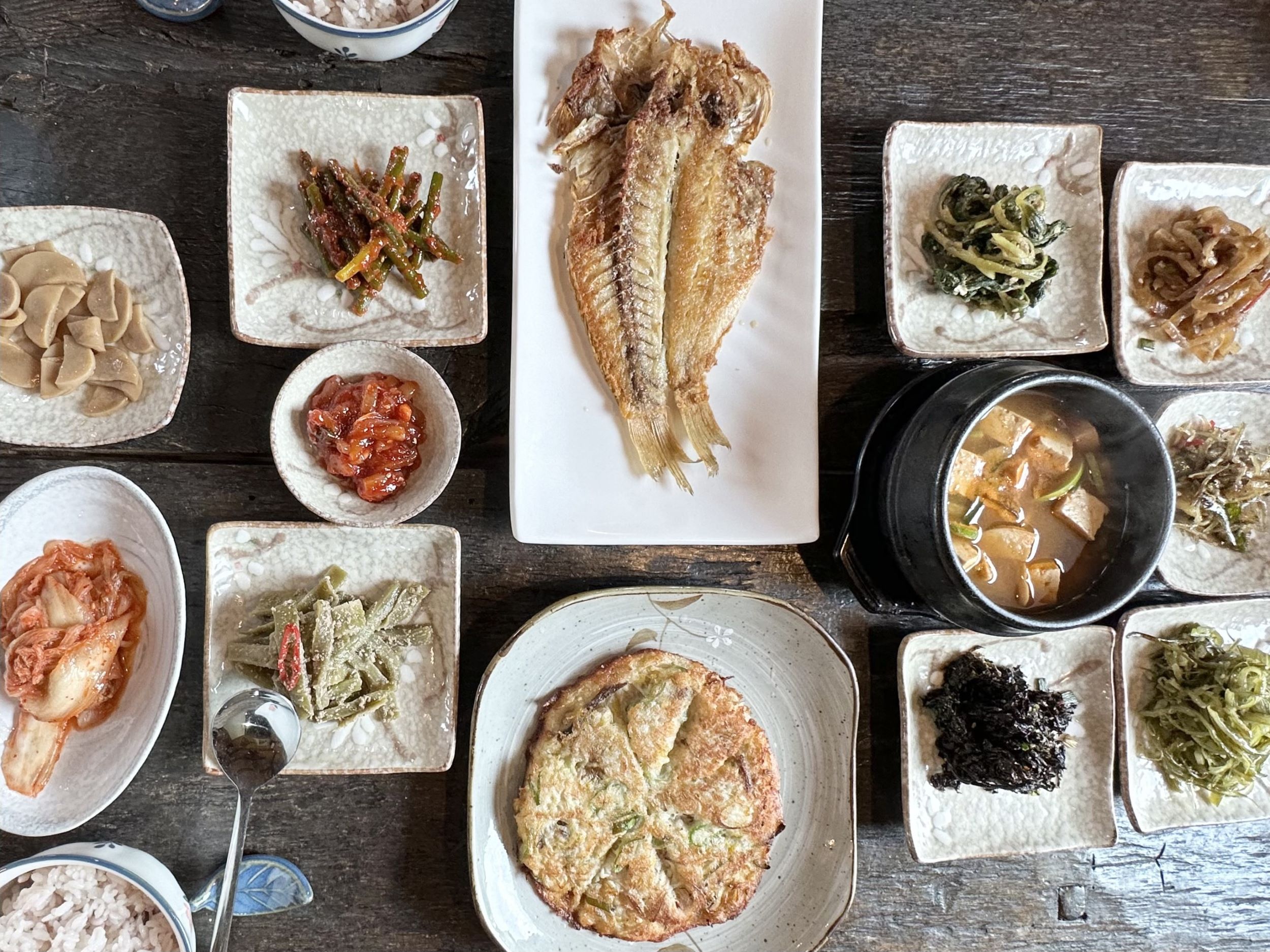 在當地一流餐廳享用道地美食，價格合理，大型遊覽車無法抵達。我們也會推薦素食菜單（午餐不包含在內）。