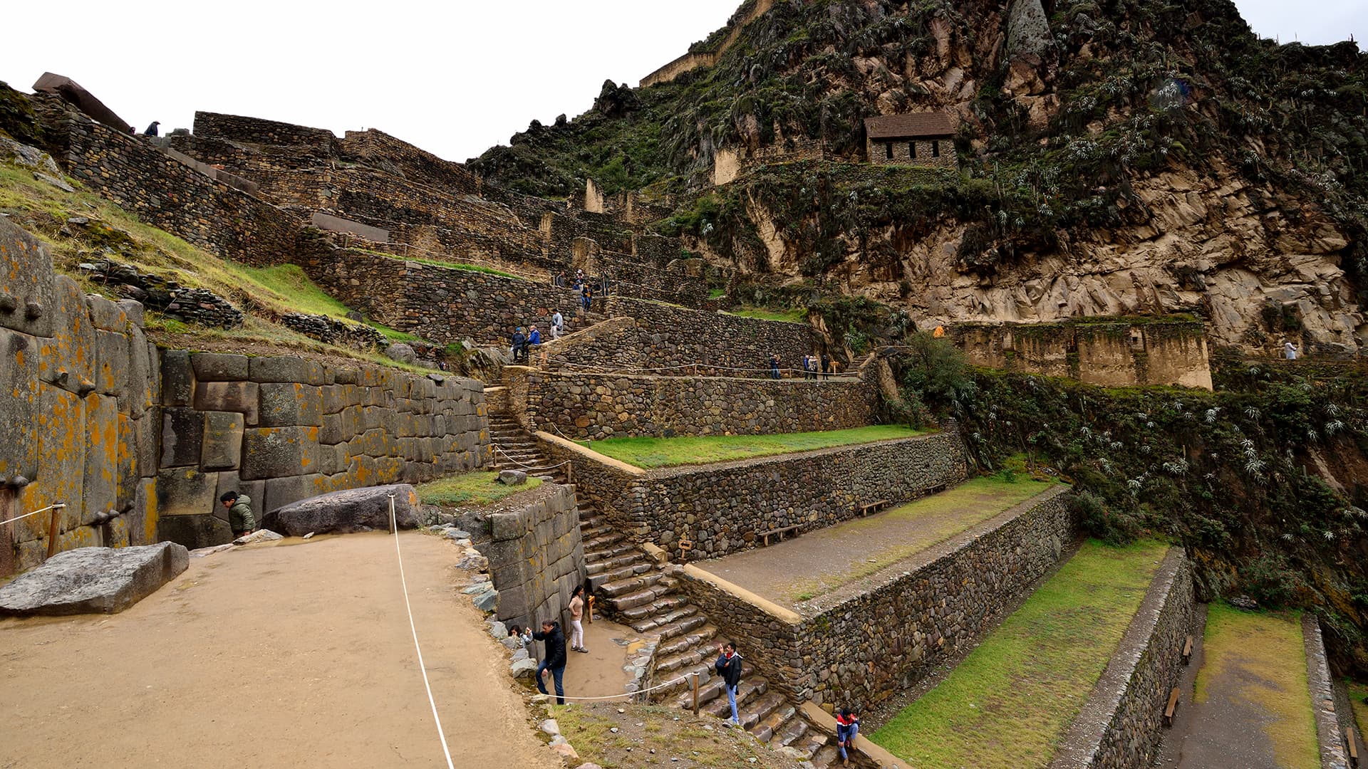 盡情探索 Ollantaytambo 古老的印加遺跡，欣賞令人驚嘆的石砌梯田和壯麗山景