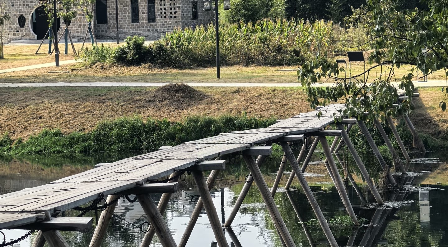 蒼老的樹枝如墨筆般在天際勾勒出遒勁的線條