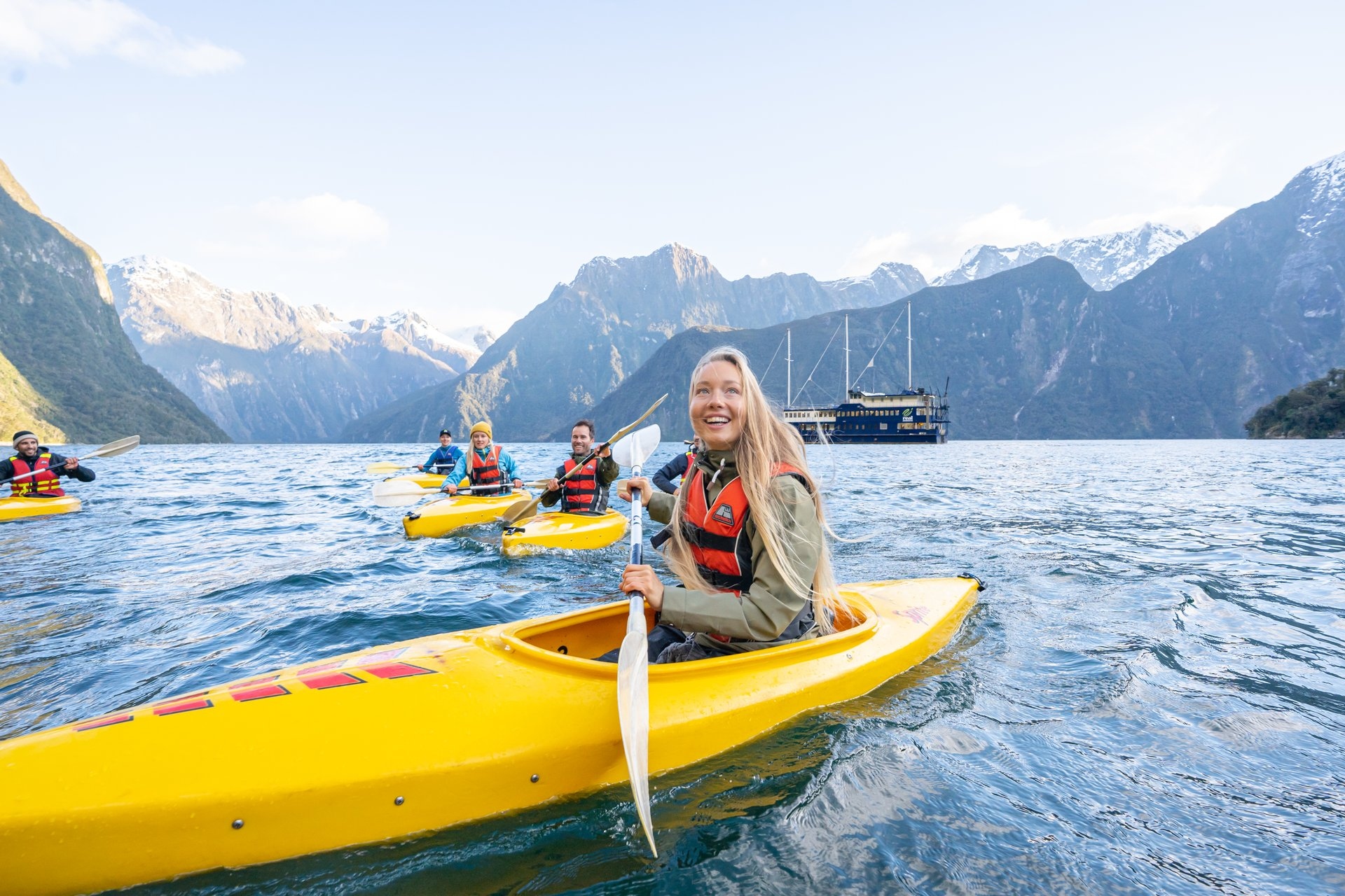 米爾福德峽灣 (Milford Sound) 水手號過夜遊船和皮划艇體驗