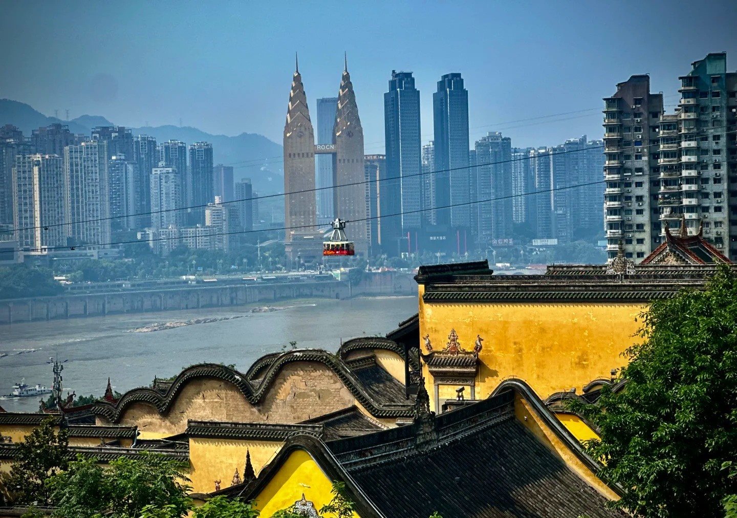 建築沿襲了明清時期四合院佈局，採用不同的屋頂結構，融合了粵式、徽派與巴渝風格