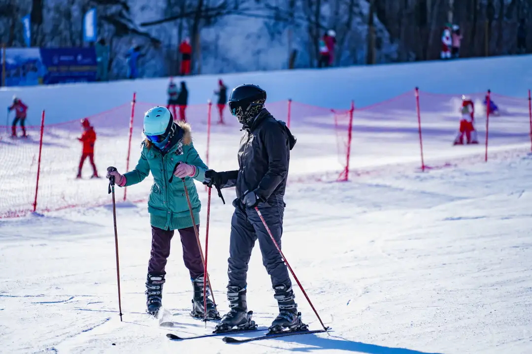 D3: Arrive at [Yabuli Ski Resort], change into the snow boots, skis, ski poles and other ski equipment we provide, and begin our exciting [skiing] experience.