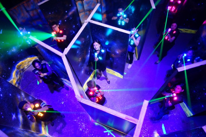 在 Playsquare Laser Tag，玩家可以期待一場刺激的體驗，包含多種遊戲模式、現代感十足的未來競技場、適合所有年齡層的歡樂氛圍，以及透過團隊合作和策略帶來的身心挑戰。