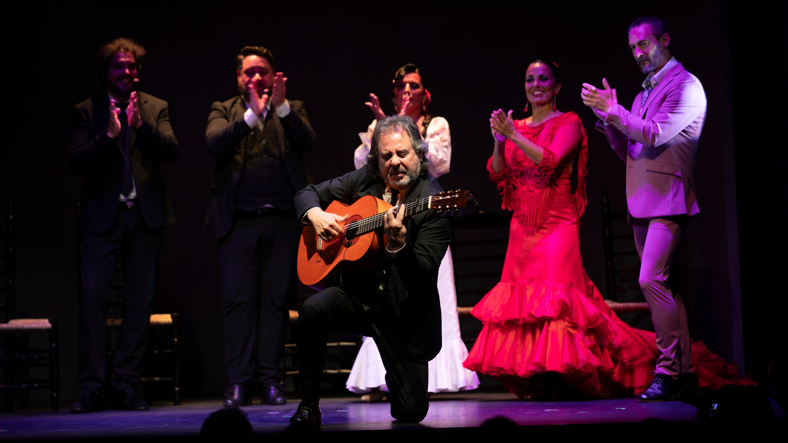在格拉納達佛朗明哥劇院（Teatro Flamenco Granada）的親密氛圍中，享受難忘的文化體驗