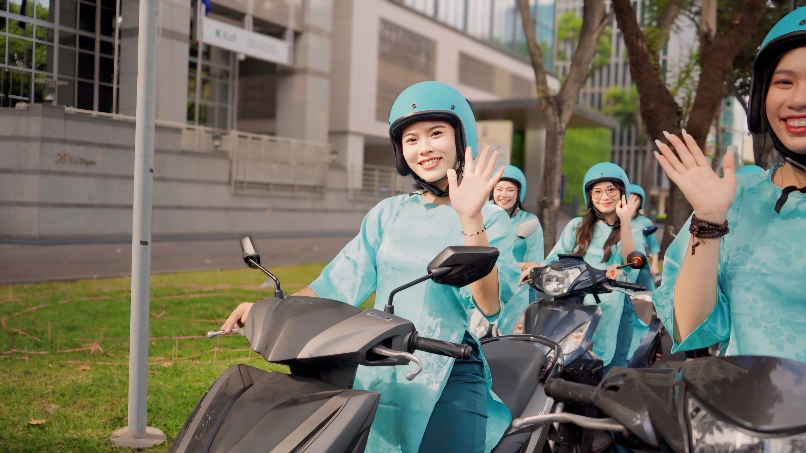 Scooter Female Ridder|Combo Ho Chi Minh City Highlight & Hidden Gems