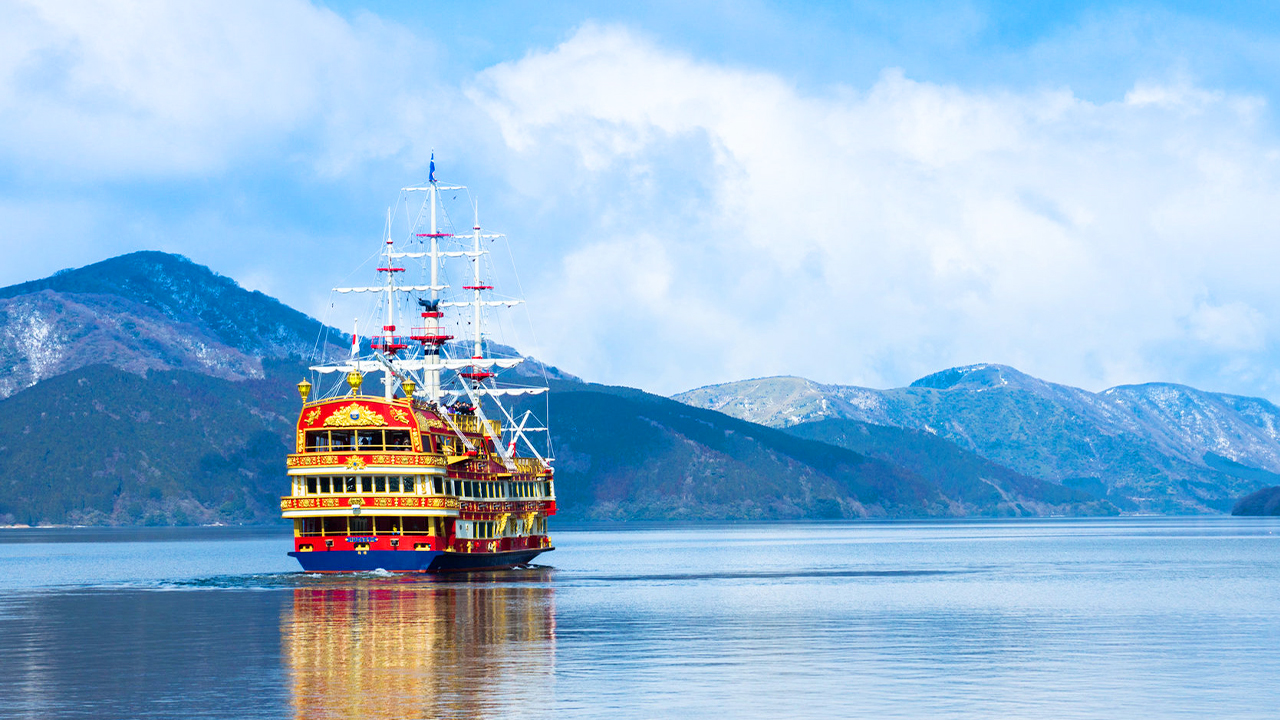 乘坐箱根海賊船可欣賞到富士山、箱根神社的水中鳥居等美景 乘坐箱根海賊船可欣賞到富士山、箱根神社的水中鳥居等美景