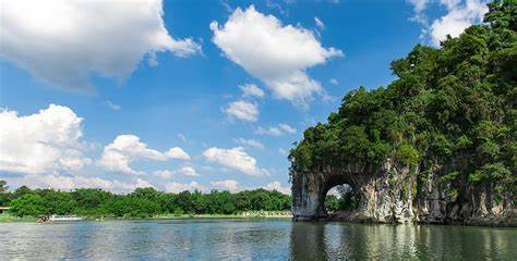 桂林灕江四星豪華遊船之旅（船票+自助餐+往返接送）