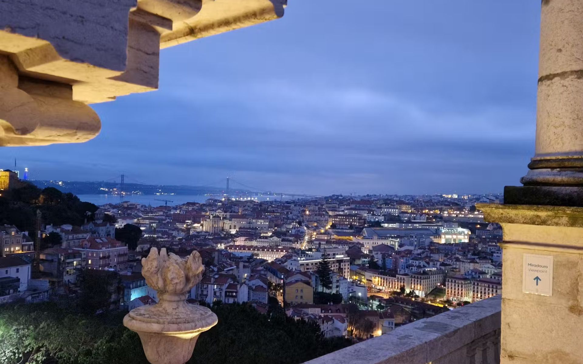 在格拉薩教堂 (Igreja da Graça) 的全景露台上，飽覽里斯本 (Lisbon) 令人屏息的城市風光