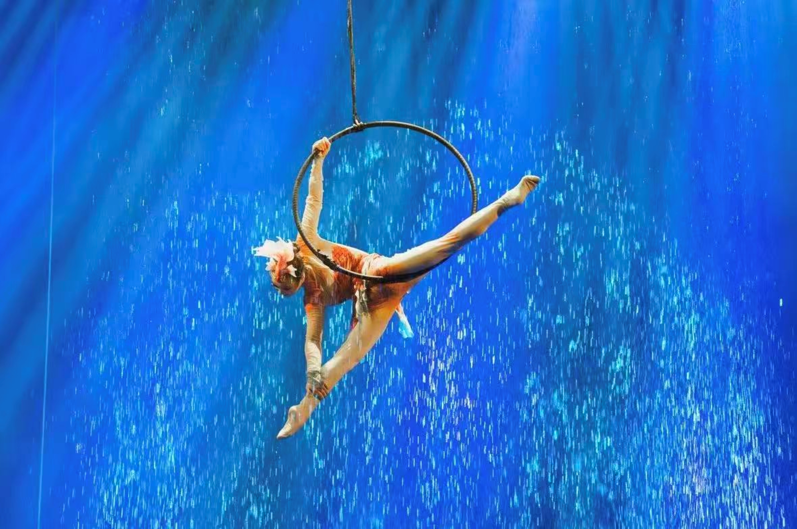 專屬的“瀑布淋溼區”讓觀眾在特定橋段能感受到水花的清涼,飛行演員近距離掠過頭頂時的視覺衝擊,更是將“沉浸式”體驗拉滿 專屬的“瀑布淋溼區”讓觀眾在特定橋段能感受到水花的清涼,飛行演員近距離掠過頭頂時的視覺衝擊,更是將“沉浸式”體驗拉滿