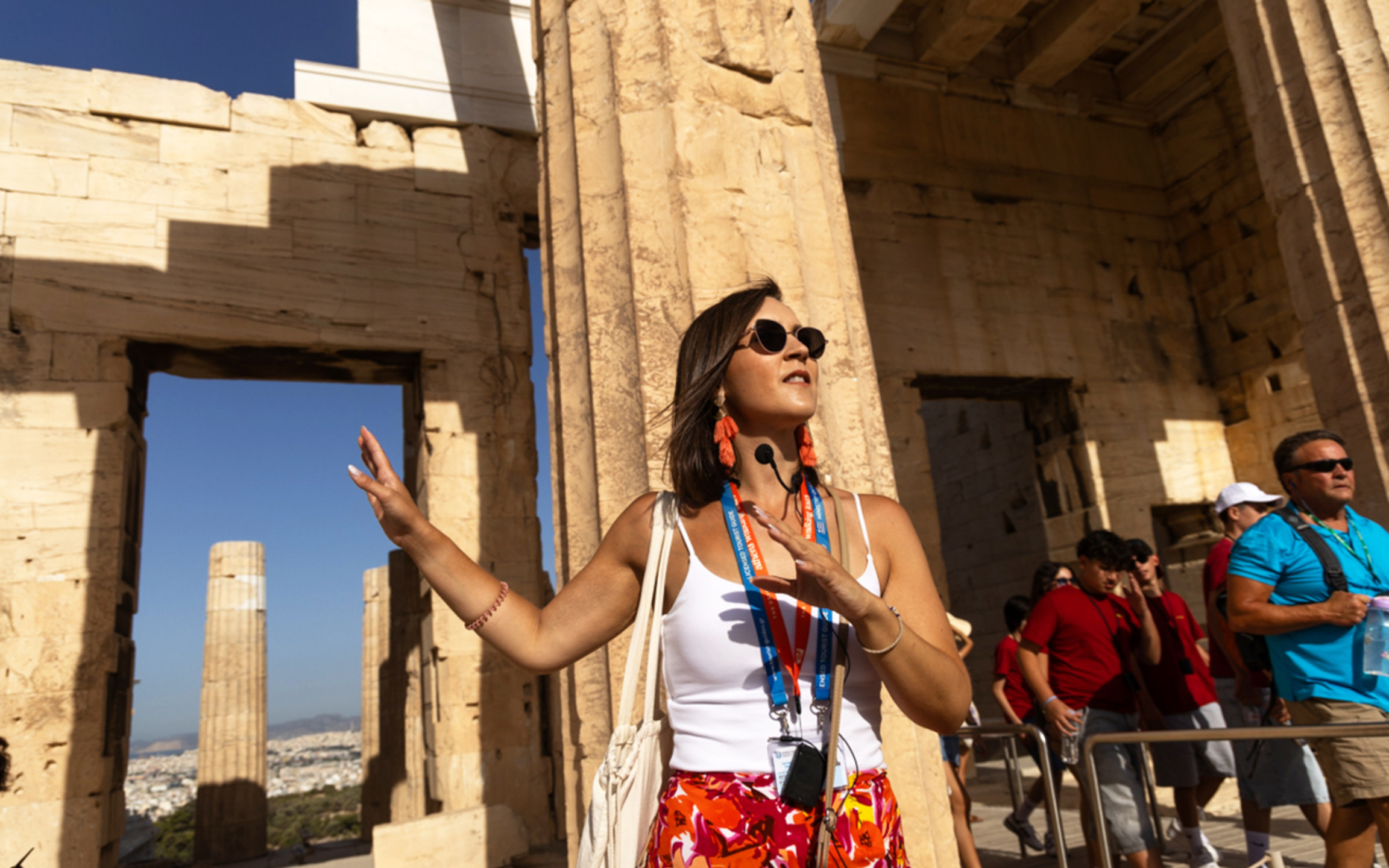 知識豐富的導遊在希臘陽光下，熱情地與遊客分享引人入勝的雅典衛城故事。