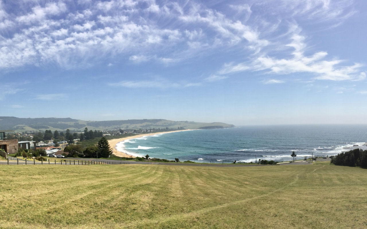 遊客們在「禿頭山 (Bald Hill)」壯麗的懸崖觀景台，捕捉令人難忘的精彩照片。