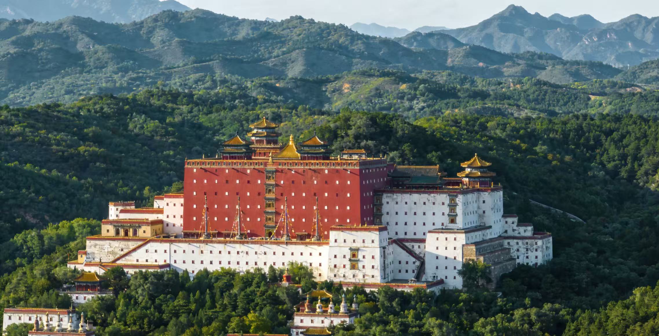 接下來將探訪承德外八廟,這座清代皇家寺廟的瑰寶,是中國宗教文化與建築藝術的璀璨結晶。外八廟不僅是宗教聖地,更是清代“懷柔遠人”政策的象徵。外八廟並非僅有八座寺廟,而是指環繞承德避暑山莊的十二座皇家寺廟群,因其中八座由清政府直接管轄而得名。這些寺廟大多建於康熙、乾隆年間,巧妙融合了漢、藏、蒙等多民族建築風格,生動體現了清代“民族團結、宗教和諧”的政治智慧。漫步其中,您將感受到歷史的厚重與文化的交融,每一座寺廟都彷彿在訴說著那段輝煌的過往。 接下來將探訪承德外八廟,這座清代皇家寺廟的瑰寶,是中國宗教文化與建築藝術的璀璨結晶。外八廟不僅是宗教聖地,更是清代“懷柔遠人”政策的象徵。外八廟並非僅有八座寺廟,而是指環繞承德避暑山莊的十二座皇家寺廟群,因其中八座由清政府直接管轄而得名。這些寺廟大多建於康熙、乾隆年間,巧妙融合了漢、藏、蒙等多民族建築風格,生動體現了清代“民族團結、宗教和諧”的政治智慧。漫步其中,您將感受到歷史的厚重與文化的交融,每一座寺廟都彷彿在訴說著那段輝煌的過往。