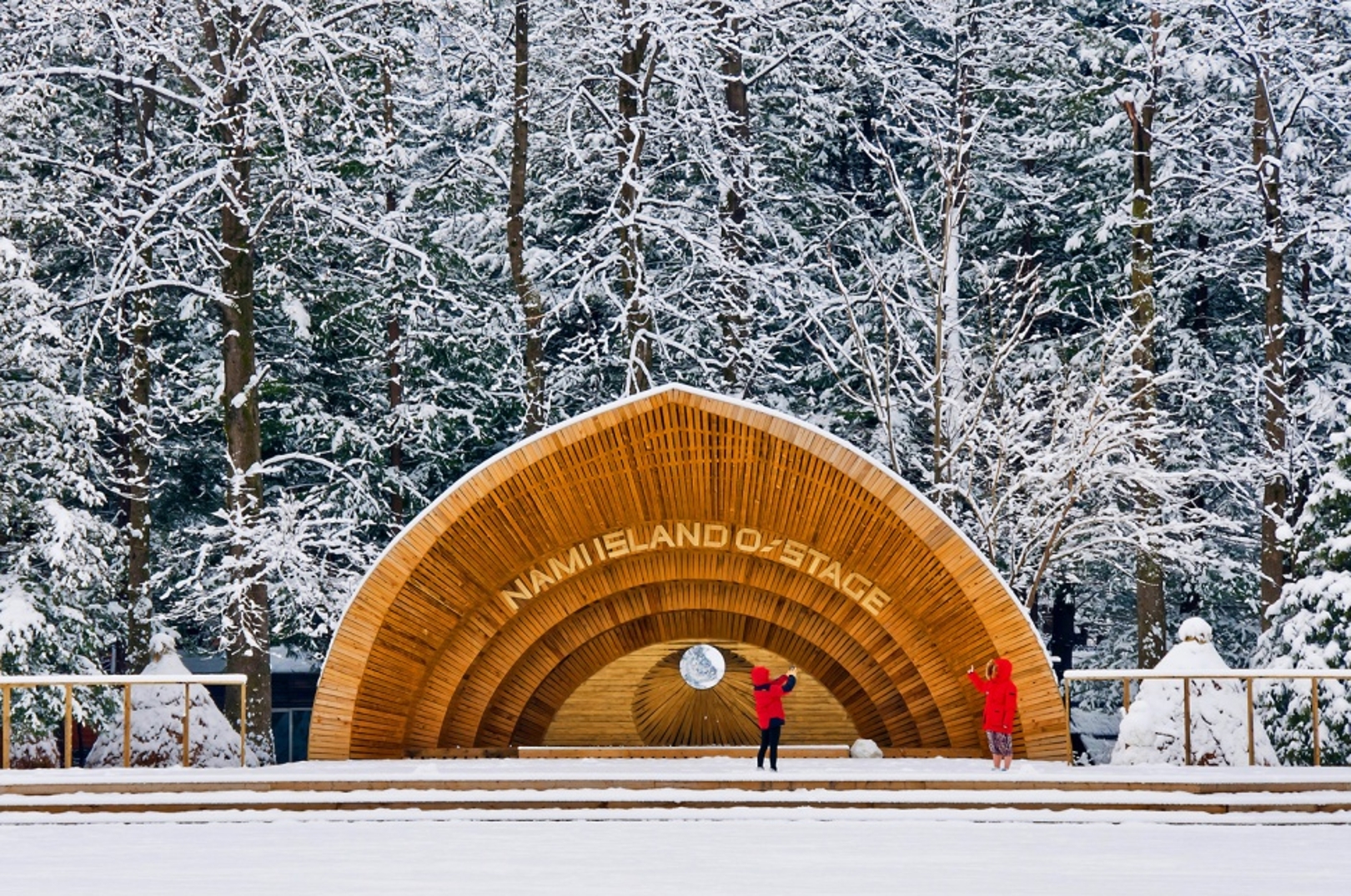 在白雪點綴的林蔭大道下漫步,隨時隨地捕捉如夢似幻的美照。 在白雪點綴的林蔭大道下漫步,隨時隨地捕捉如夢似幻的美照。