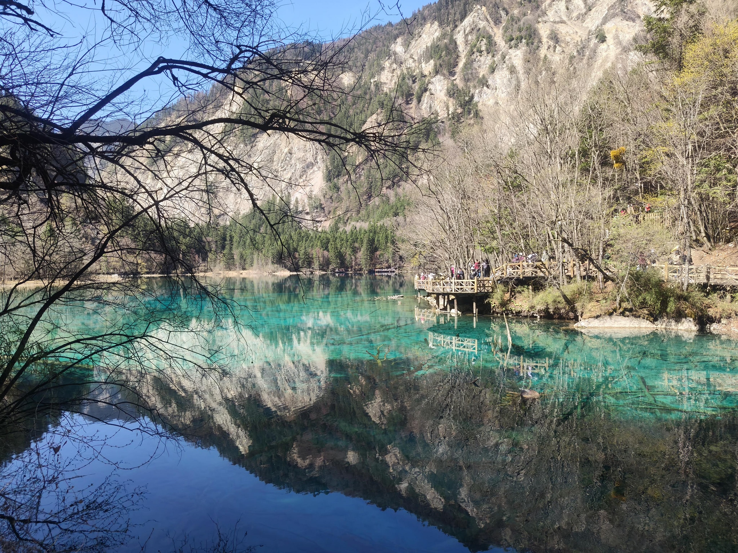 山林、藍天完整倒映，虛實相生間，既有冬日的清冽，又藏著春日的生機