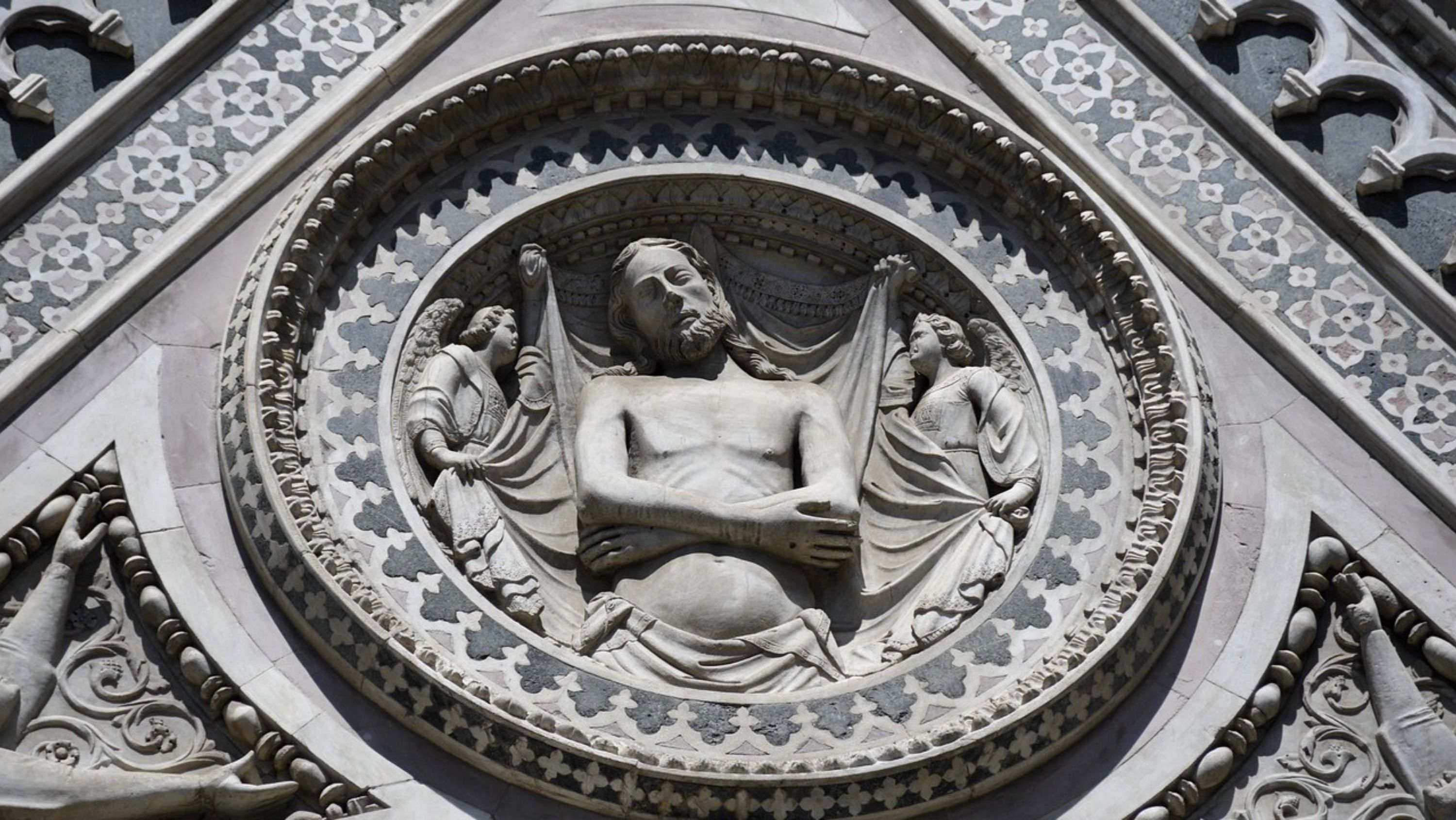 雕刻大理石浮雕，展示宗教人物，是教堂外部裝飾細節的一部分