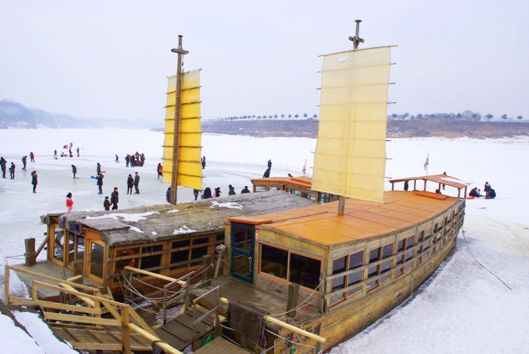 In case the Imjin River freezes during winter, preventing the Hwangpo Sailboat from departing, a full refund for tickets will be provided on-site.