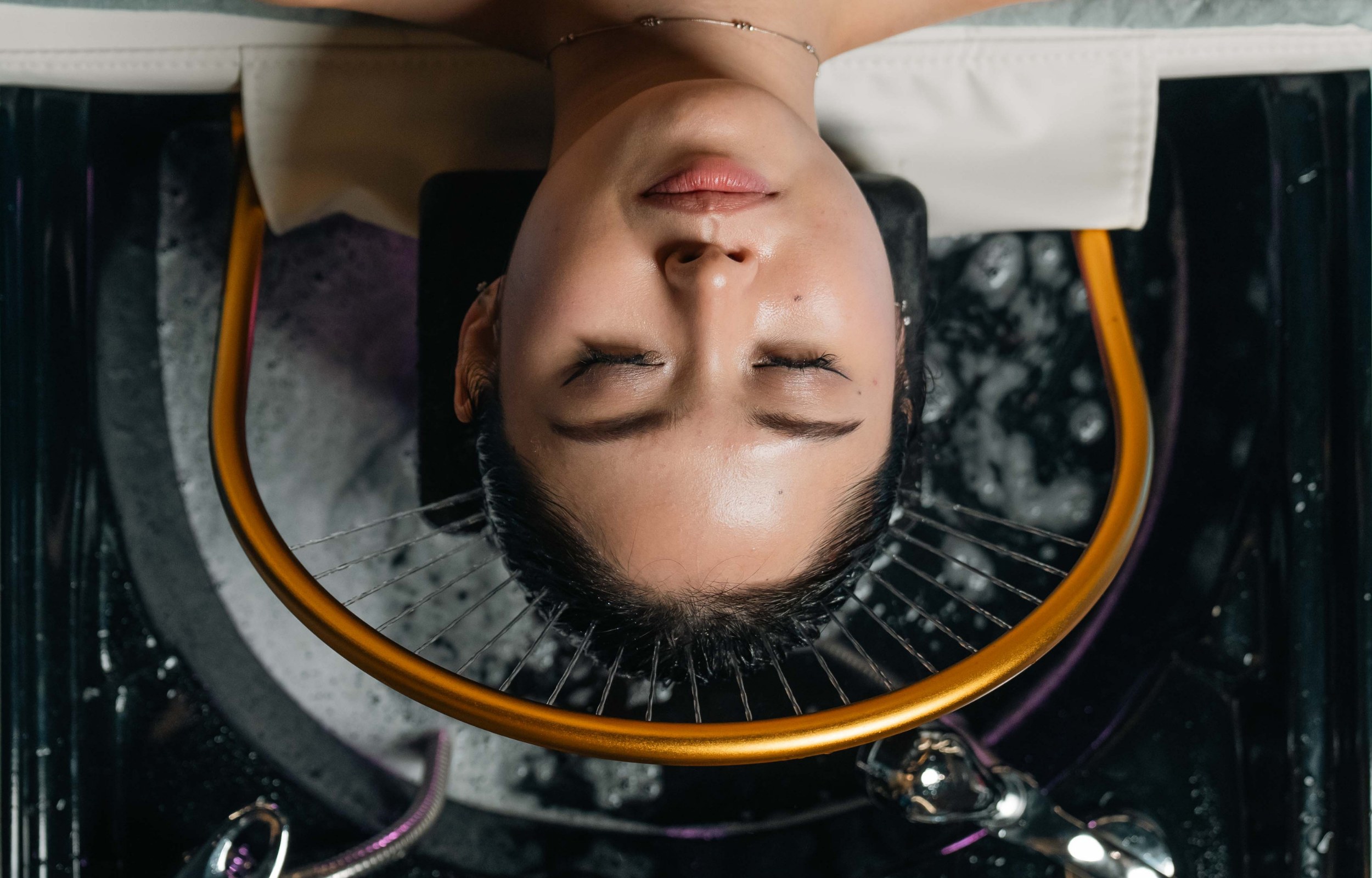 日式頭部 SPA 沖洗，溫和水流能舒緩緊繃，讓頭皮恢復平衡，享受徹底放鬆。