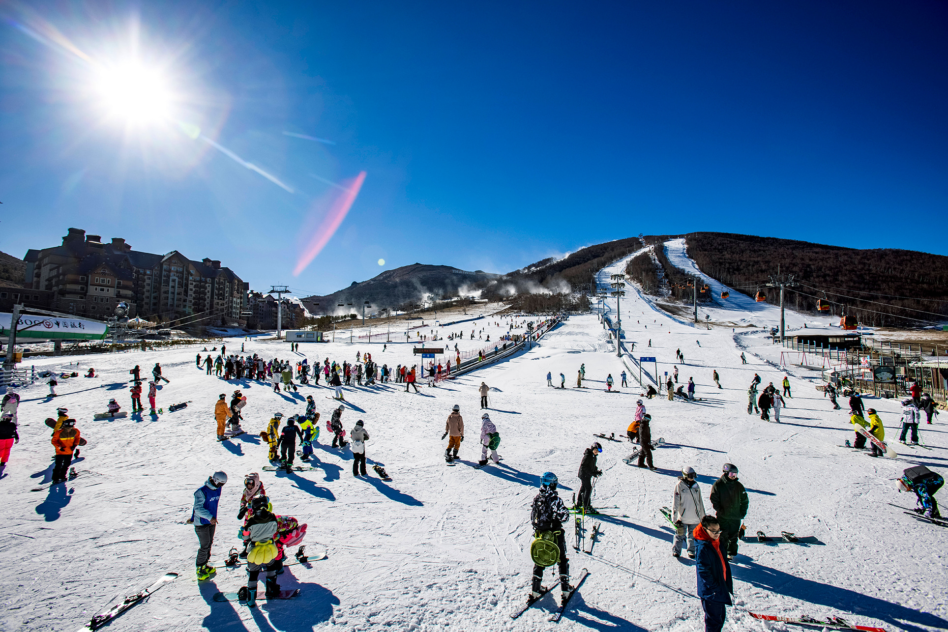 張家口的滑雪場需要更多時間才能到達，但雪質和設施更好，符合國際標準。
您的專屬司機會從您的飯店全程接送，抵達後張家口後，您可以選擇去哪個滑雪場，抵達後在停車場等候返程，無需為長途駕駛或停車問題費心。您自由進入雪場暢玩，有幾個滑雪場您可以選擇：有太舞滑雪場：適合全家一起滑雪，度假村氛圍，雲頂滑雪場：適合全家一起滑雪，中高級雪道選擇較多，萬龍滑雪場：適合高級滑雪者，專注於提供專業級滑雪體驗。