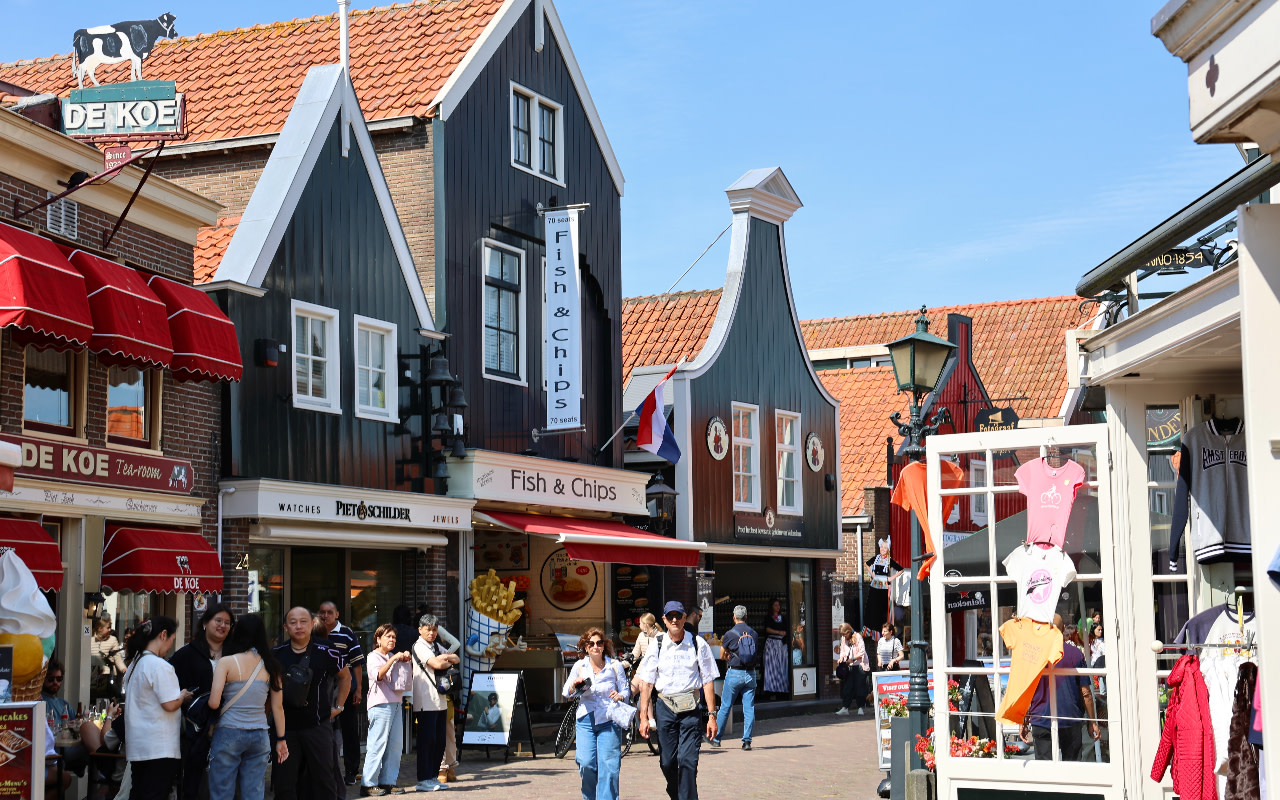 探索沃倫丹 (Volendam) 歷史悠久的街道和海濱風光，體驗道地的荷蘭鄉村魅力。