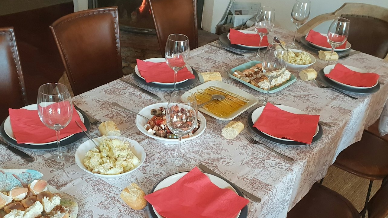 享用以新鮮當地食材烹製而成的美味午餐，搭配精選葡萄酒