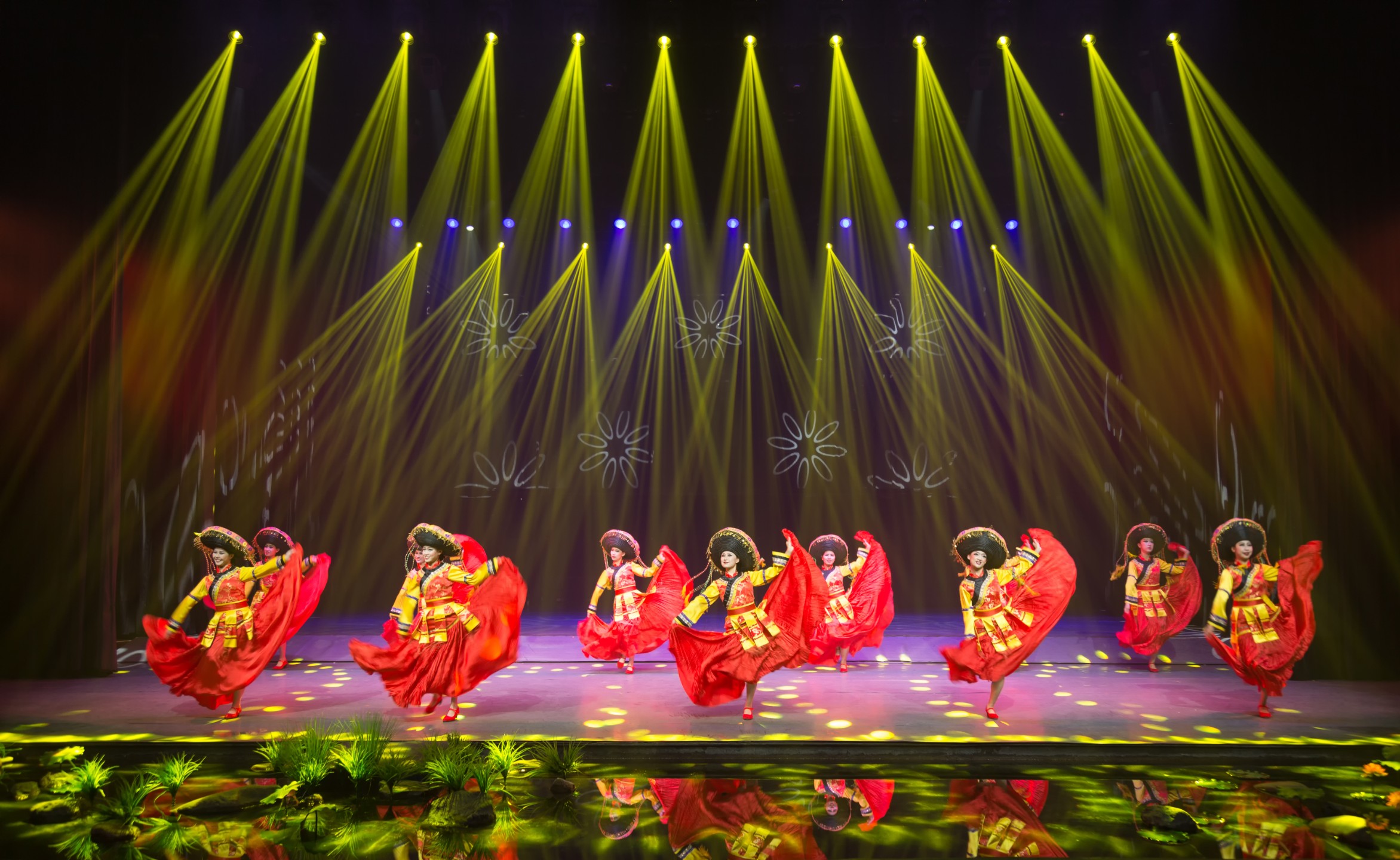 裙襬如火焰般綻放，盡顯少數民族舞蹈的熱烈奔放