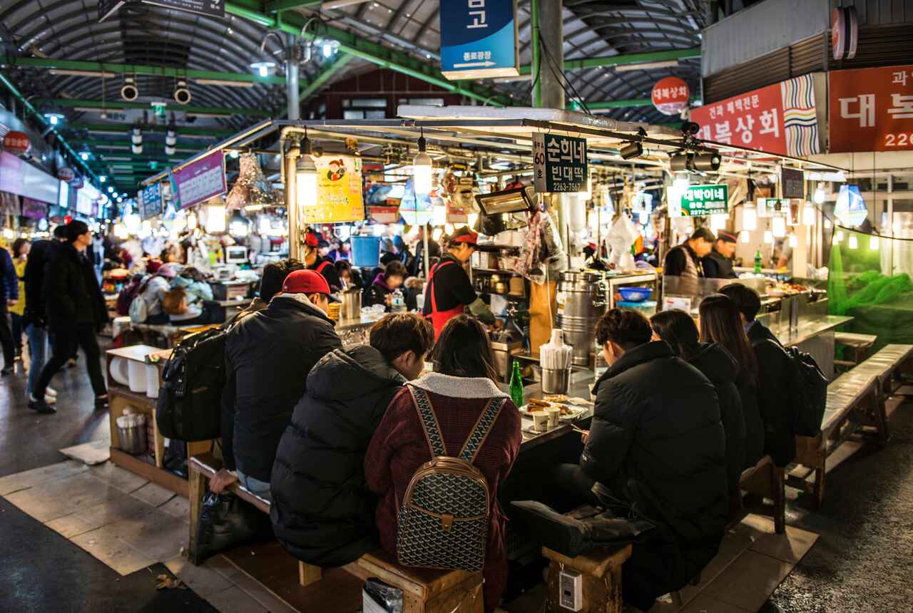 廣藏市場：沉浸在廣藏市場的繁華風味中，這個世界聞名的街頭美食天堂曾登上Netflix，您可以在這裡品嚐到綠豆煎餅和麻藥紫菜包飯等傳奇當地美食。