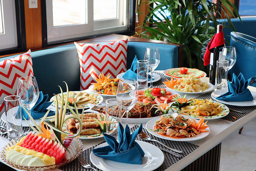 品嚐正宗特色自助餐，同時欣賞全景海景