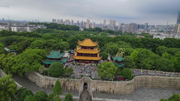岳陽的明星景點，位於洞庭湖畔，矗立千年，是三國東吳魯肅的閱兵樓。與黃鶴樓、滕王閣並稱江南三大名樓，而岳陽樓是其中唯一保持清代原構的史蹟！