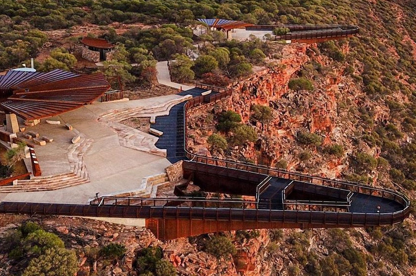 在天空步道上翱翔至新的高度,這是一個激動人心的有利位置,可鳥瞰卡爾巴里的奇觀 在天空步道上翱翔至新的高度,這是一個激動人心的有利位置,可鳥瞰卡爾巴里的奇觀