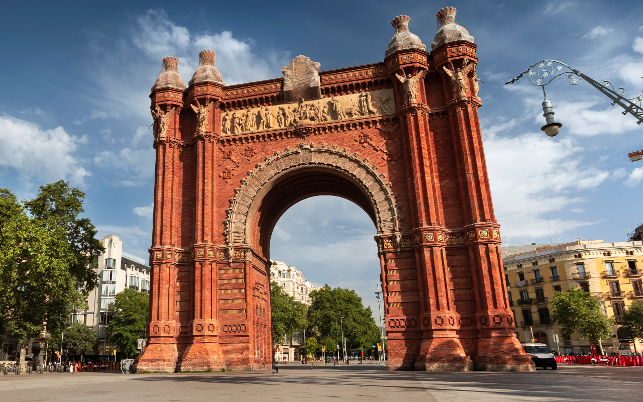 在巴塞隆內塔 (Barceloneta) 街區,盡情享受陽光普照的海灘和令人心曠神怡的海濱風光。 在巴塞隆內塔 (Barceloneta) 街區,盡情享受陽光普照的海灘和令人心曠神怡的海濱風光。