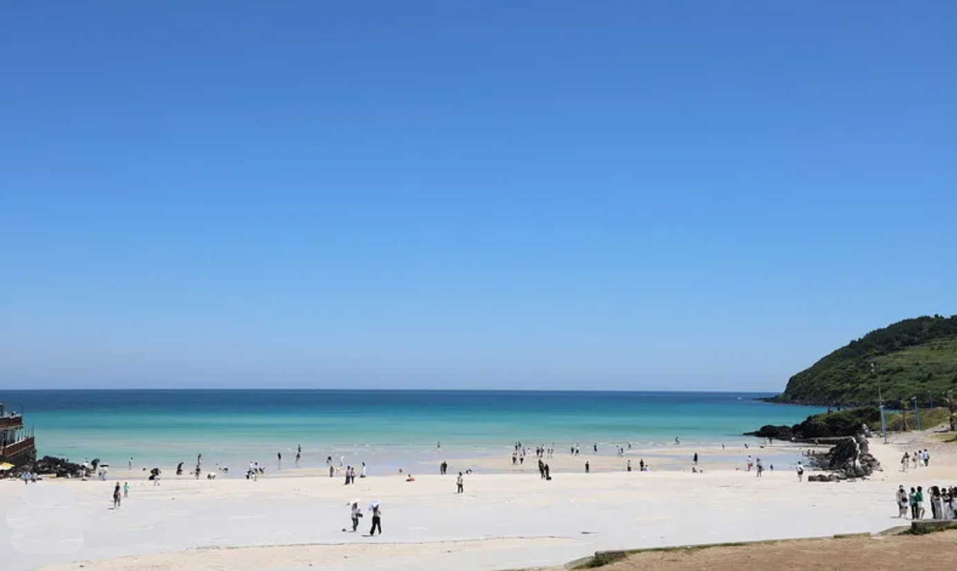 咸德海灘擁有令人心曠神怡的景緻，潔白的沙灘與翡翠般的海水交織，周邊還有許多人氣烘焙坊和咖啡廳。