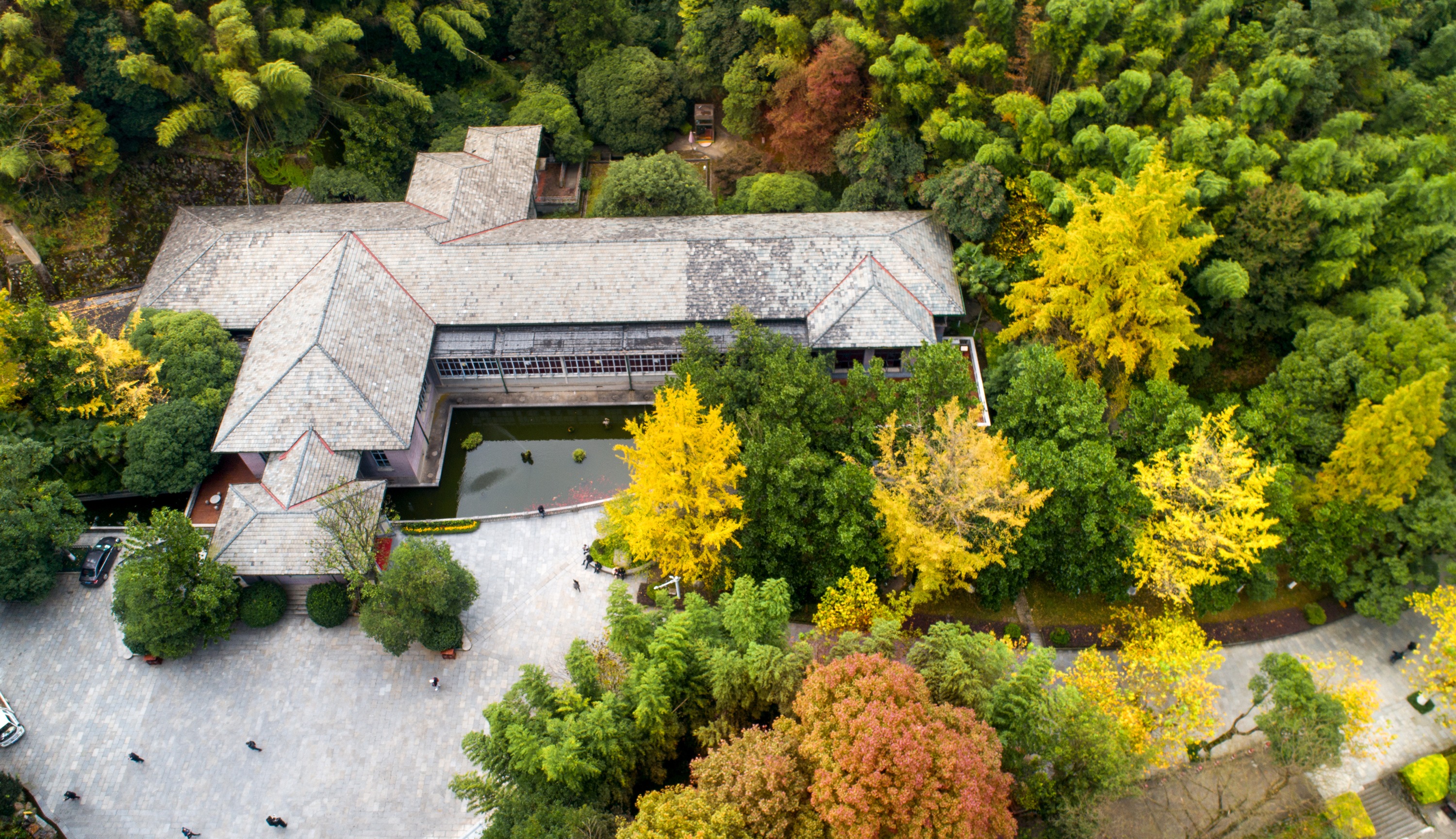 感受他的童年與成長環境,和偉人一起回憶那些美好的時光!故居內陳設簡樸,展現毛澤東簡樸生活,讓人敬佩其偉大精神~(為了不打擾這份寧靜與尊重,導遊將止步於門外,敬請諒解~) 感受他的童年與成長環境,和偉人一起回憶那些美好的時光!故居內陳設簡樸,展現毛澤東簡樸生活,讓人敬佩其偉大精神~(為了不打擾這份寧靜與尊重,導遊將止步於門外,敬請諒解~)