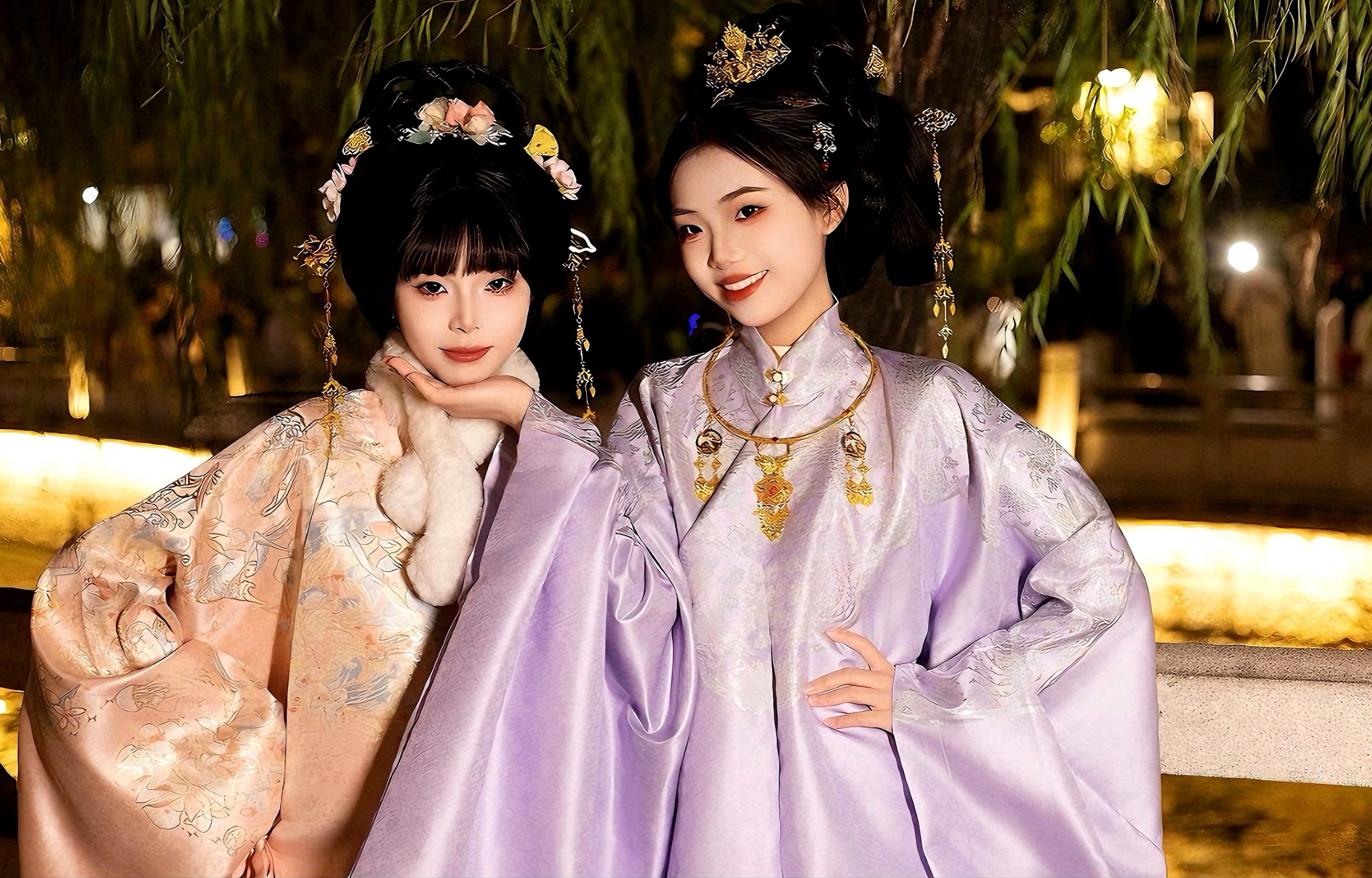 墨色燃情，菸韻濃妝，一襲漢服驚鴻四方。
墨染衣衫，菸籠眉眼，一顧傾城，再顧傾心。
墨燃菸濃，風骨天成，於古巷中盡顯大氣風華。
濃墨入畫，菸霞為裳，自帶氣場的東方絕色。
墨燃菸濃，夢迴經年，定格你的驚豔瞬間。