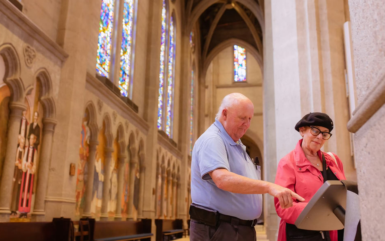 按照自己的步調，探索格雷斯大教堂的壯麗歷史與建築之美。