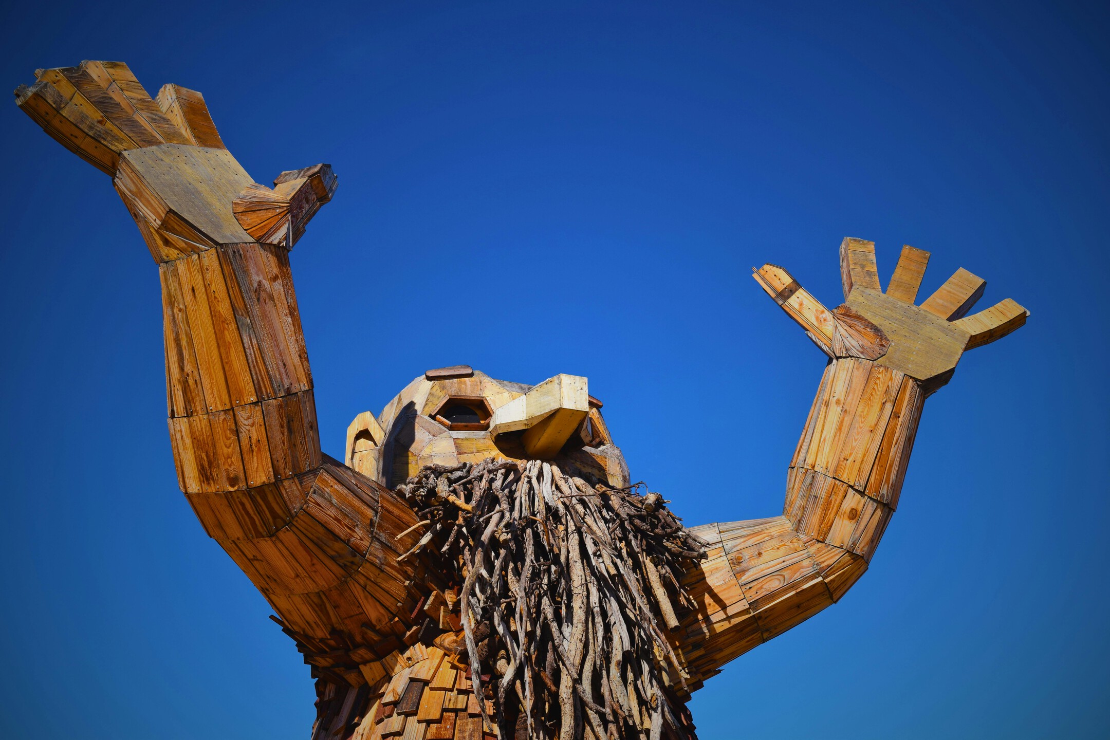 Discover the hidden Giants of Mandurah, created by international artist Thomas Dambo. These awesome wooden sculptures are tucked away in beautiful, secret spots around Mandurah. They celebrate the area’s unique diversity, stunning natural beauty, and the