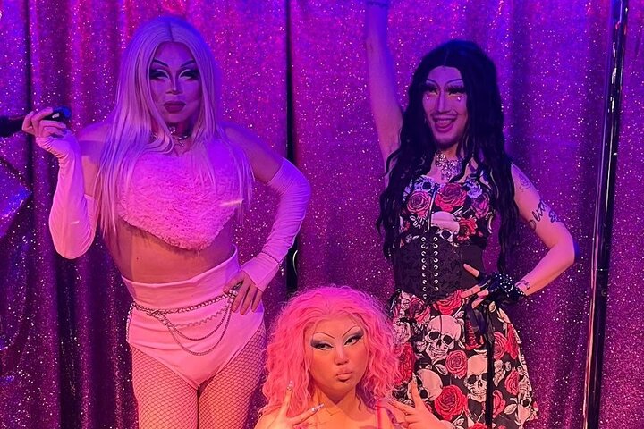 Seoul: LGBTQ+ Pub Crawl and Drag Show with Local Drag Queen