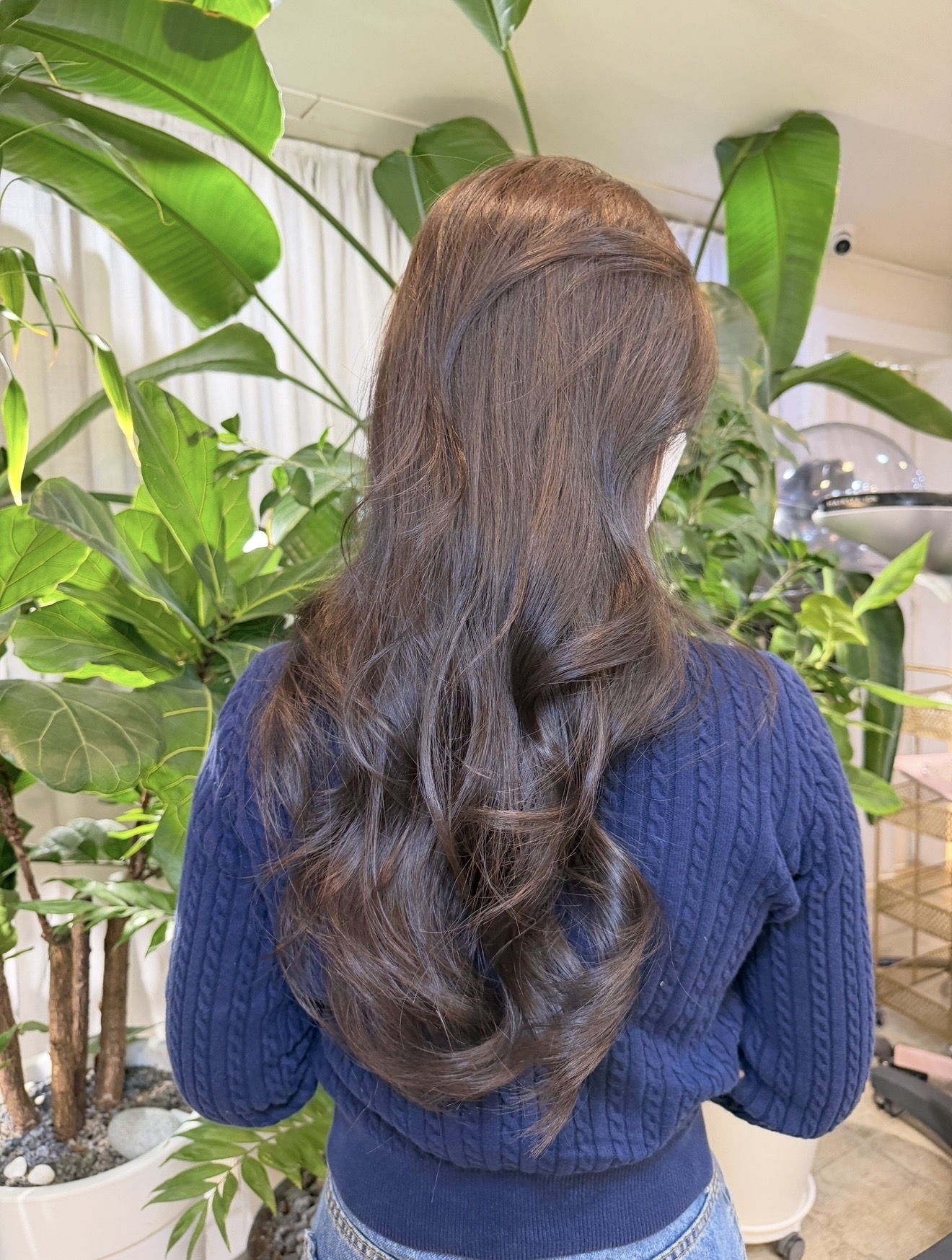 柔和的奶咖色調，採用Ye-Lead標誌性的角蛋白染髮技術。我們獨有的角蛋白染髮配方，帶來均勻的色澤和自然的光澤，打造出純淨、精緻的棕色，盡顯優雅。

