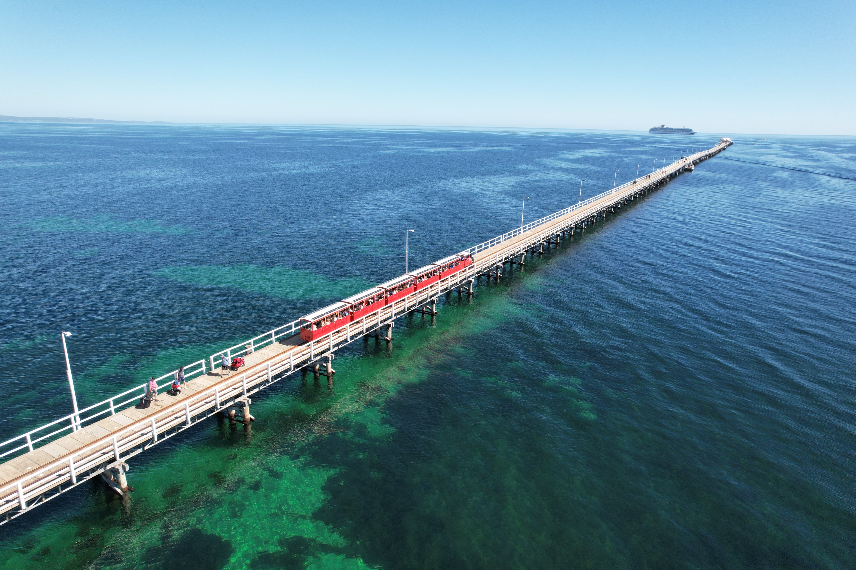 乘坐巴瑟爾頓棧橋火車,穿過傑奧格拉夫灣,前往深海 乘坐巴瑟爾頓棧橋火車,穿過傑奧格拉夫灣,前往深海