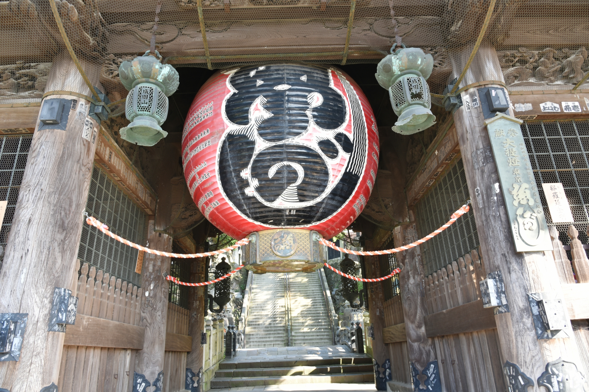 The giant lantern, a famous symbol of Narita! It's a great spot for photos.