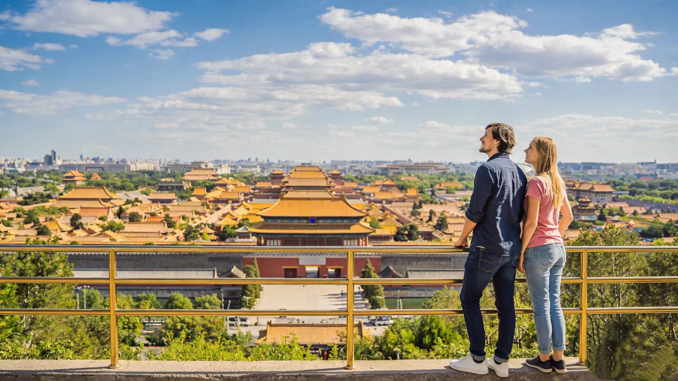 轉瞬之間，便已抵達景山公園。它雄踞於北京中軸線，得天獨厚的地理位置，使其成為俯瞰京城全景的絕佳之處，京城的繁華街巷盡收眼底。春日的景山公園，宛如一座牡丹的王國，園內的牡丹正值盛放。姚黃似金，魏紫如霞，這些珍稀品種在暖陽下爭奇鬥豔。碩大的花朵層層疊疊，花瓣如絲般柔軟，色彩明豔奪目，微風拂過，花枝輕搖，盡顯 “唯有牡丹真國色” 的獨特韻味 。此時，資深導遊會來到你身旁，繪聲繪色地講述牡丹在古代皇家園林中作為富貴象徵的尊崇地位。讓你在欣賞這滿園春色的同時，深度領略牡丹背後綿延千年的深厚文化內涵。