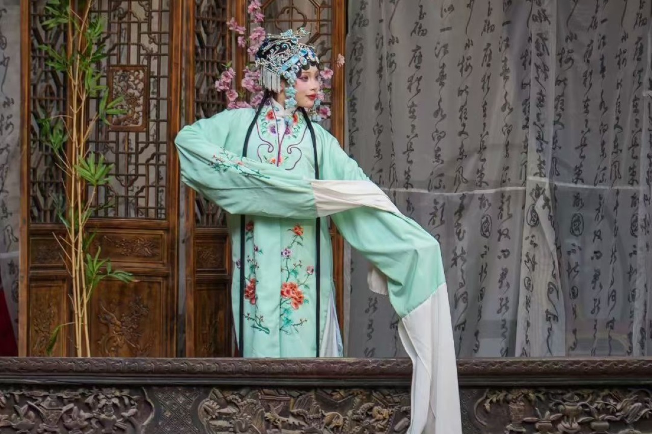 唱腔婉轉，舞姿翩躚，搭配百年會館的雕樑畫棟