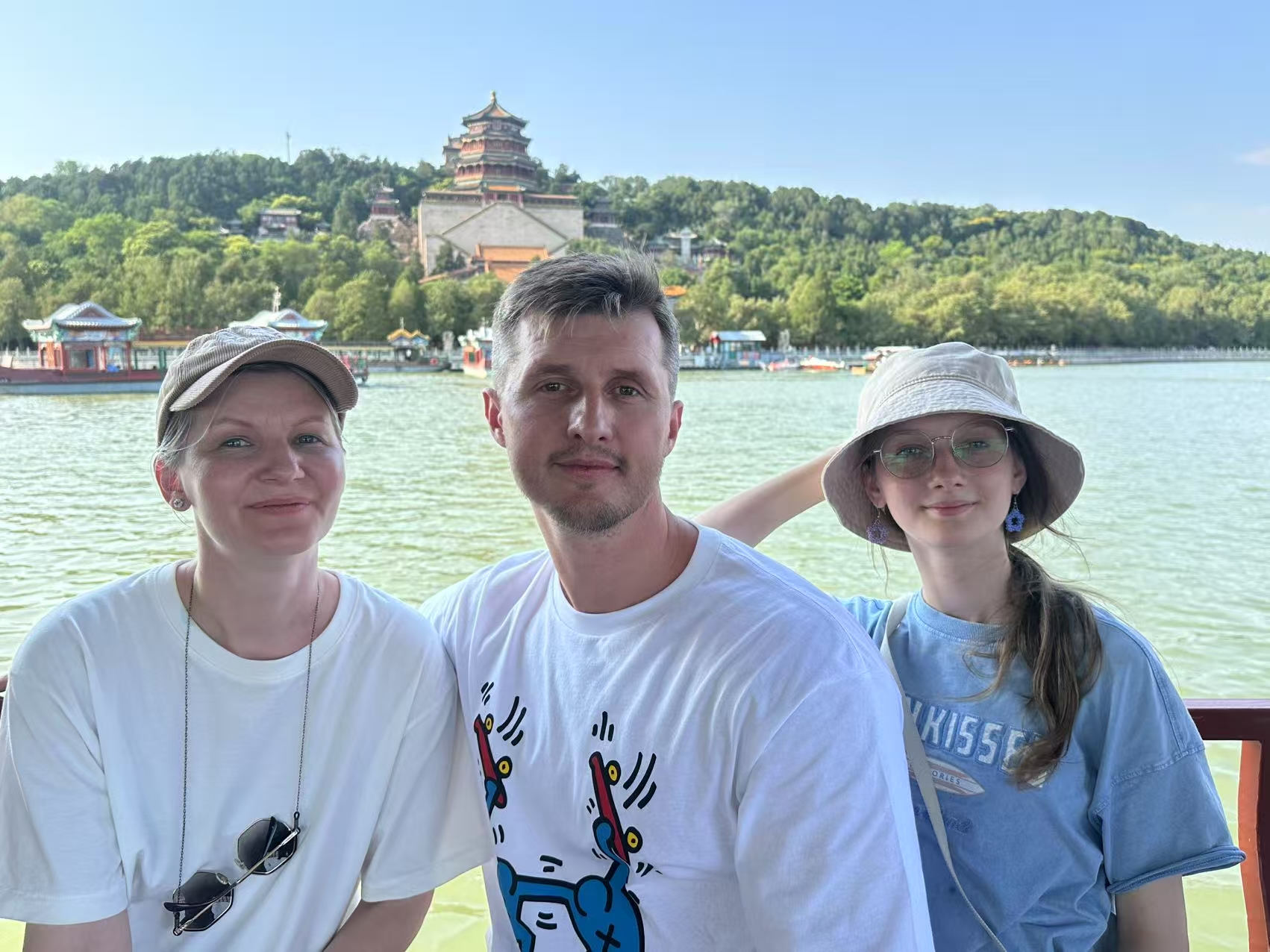 頤和園，中國清朝時期皇家園林，前身為清漪園，坐落在北京西郊，距城區15公里，佔地約290公頃（2.9平方千米），與圓明園毗鄰。它是以昆明湖、萬壽山為基址，以杭州西湖為藍本，汲取江南園林的設計手法而建成的一座大型山水園林，也是保存完整的一座皇家行宮御苑，被譽為“皇家園林博物館”，適合親子出行。 導遊隨團講解，自由活動期間除外。