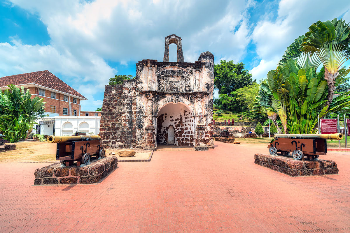 Pink Mosque + Malacca Straits Mosque + Dutch Red House + Malacca River Day Tour