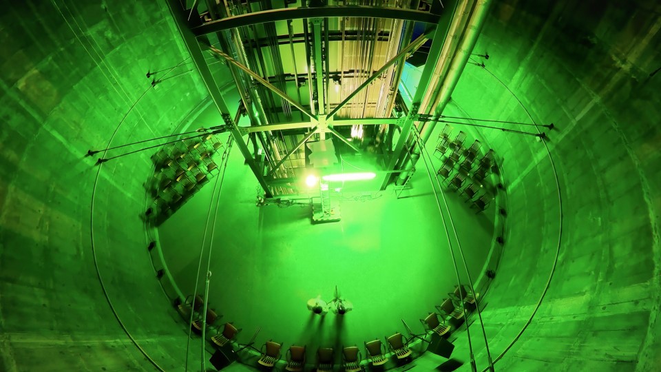 在登上柏林電視塔之前,先踏入充滿未來感的綠色燈光大廳 在登上柏林電視塔之前,先踏入充滿未來感的綠色燈光大廳