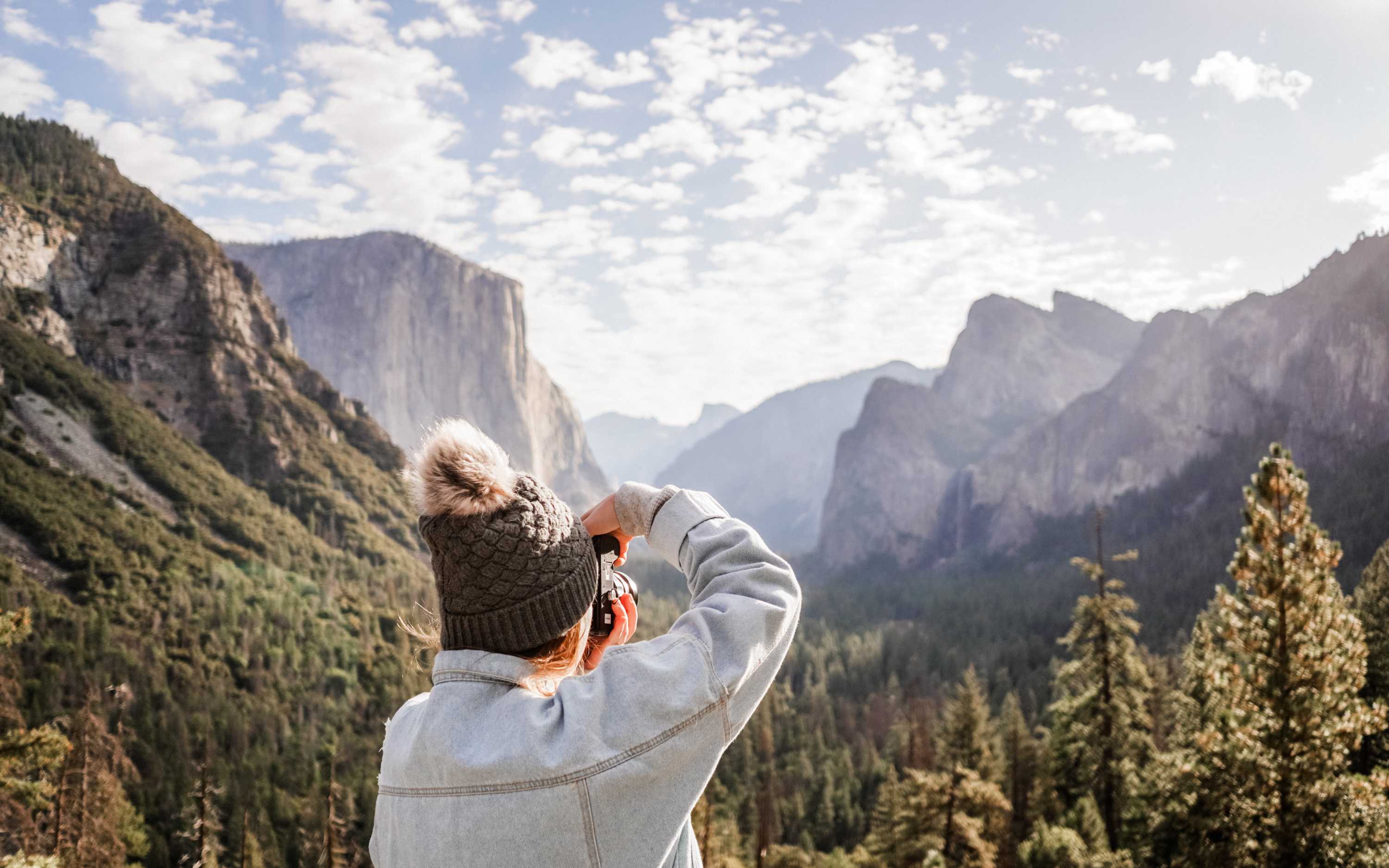 欣賞世界聞名的隧道觀景點（Tunnel View），這裡是酋長巖（El Capitan）、半圓頂（Half Dome）和新娘面紗瀑布（Bridalveil Fall）的必看全景。