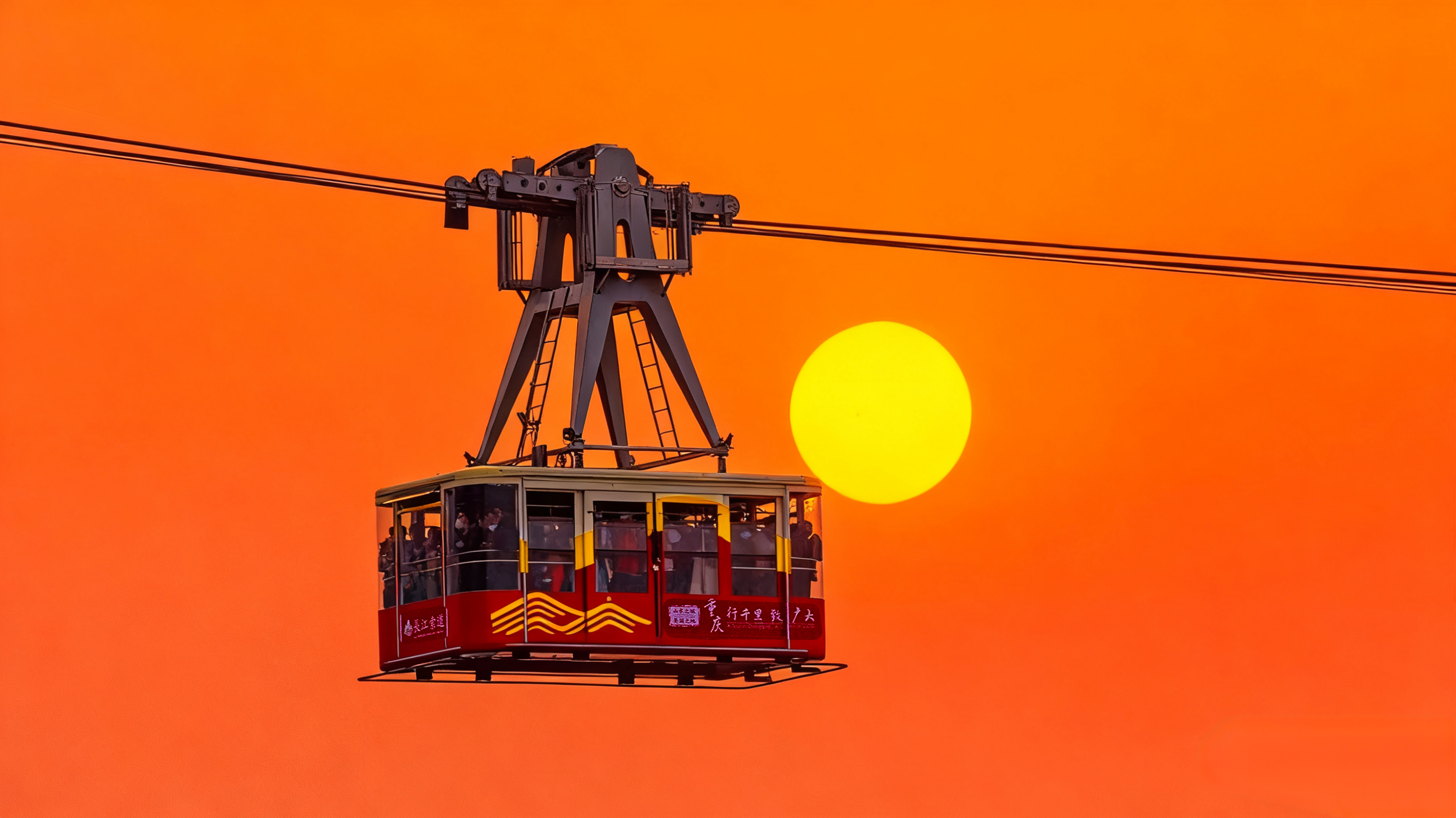 長江索道穿落日,橙空暈染山城暮色 長江索道穿落日,橙空暈染山城暮色