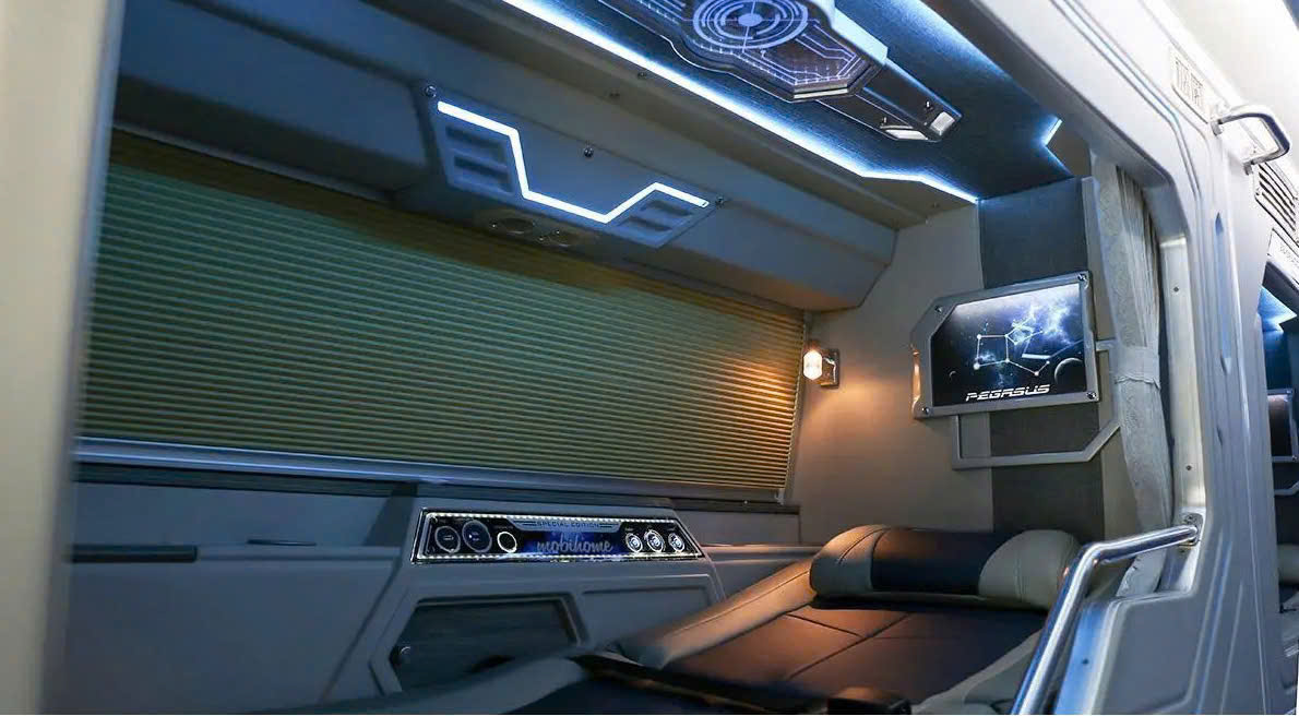 22-Cabin Bus