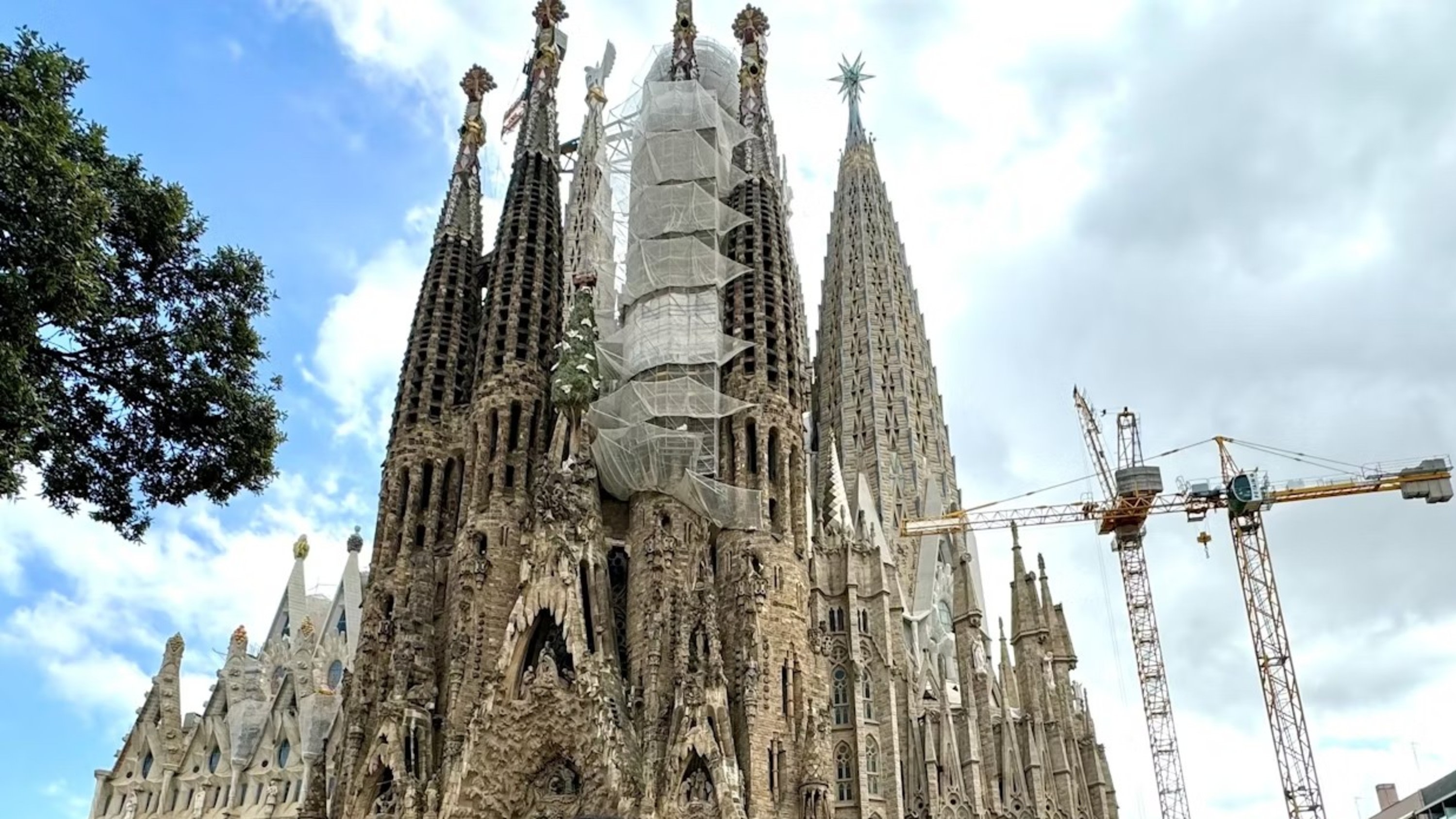 Barcelona Sagrada Familia & Park Güell Half-Day Small Group Tour