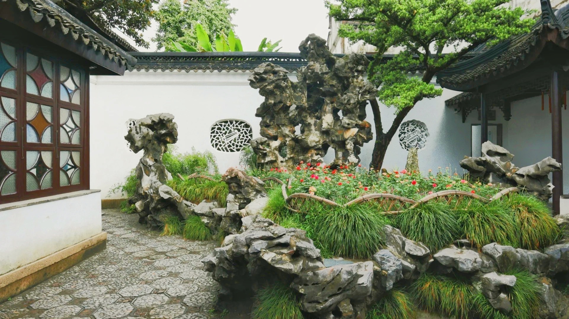 獅子林假山是中國古典園林中堆山最曲折、最複雜的實例之一,有 “假山王國” 的美譽。山分上、中、下三層,共有 9 條山路、21 個洞口,以 “適、漏、瘦、皺” 的太湖石堆疊而成,玲瓏俊秀,洞壑盤旋,宛如一座曲折迷離的大迷宮 獅子林假山是中國古典園林中堆山最曲折、最複雜的實例之一,有 “假山王國” 的美譽。山分上、中、下三層,共有 9 條山路、21 個洞口,以 “適、漏、瘦、皺” 的太湖石堆疊而成,玲瓏俊秀,洞壑盤旋,宛如一座曲折迷離的大迷宮