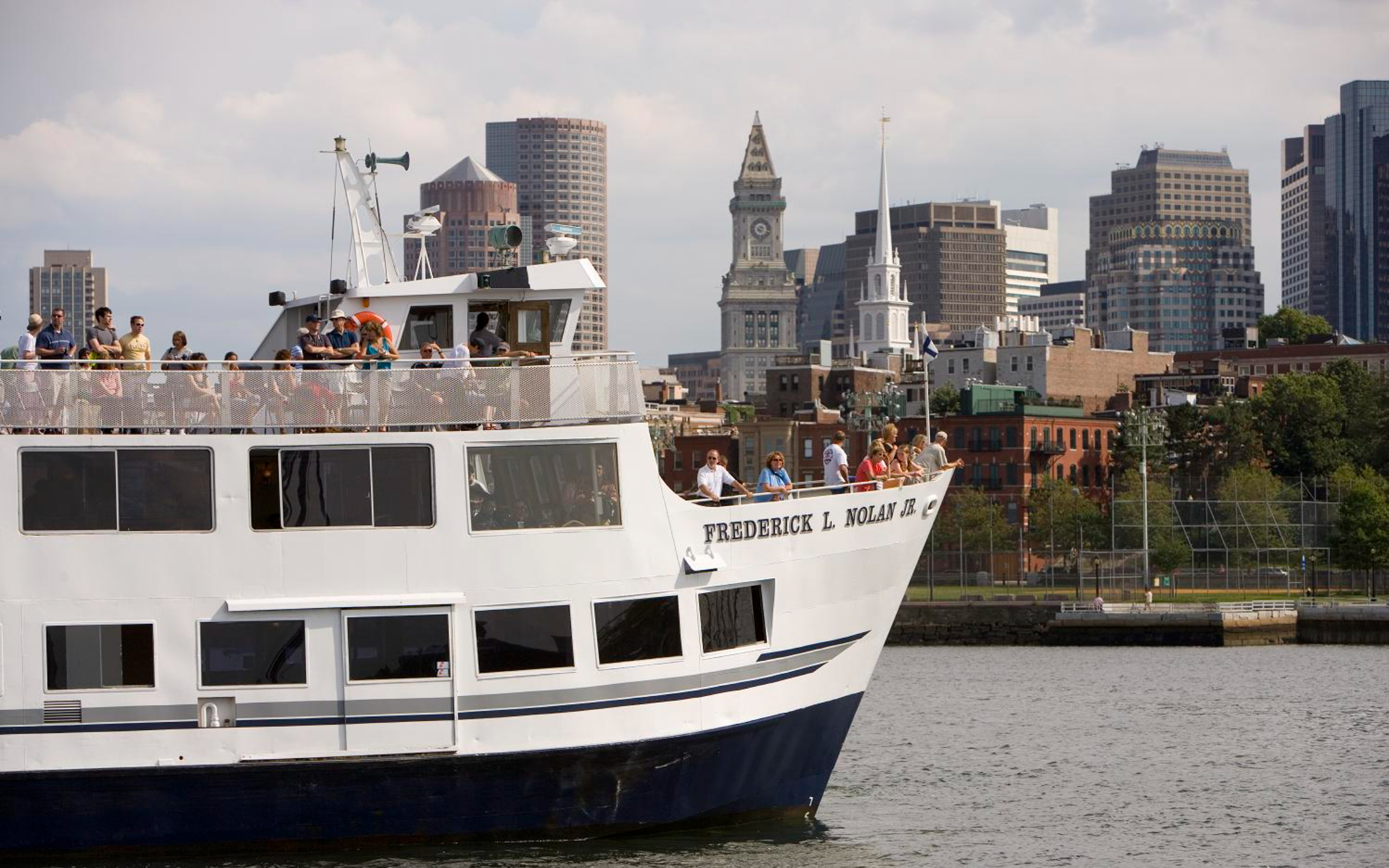 搭乘遊船,盡情享受輕鬆愜意的港灣巡遊,飽覽令人驚嘆的城市天際線與波士頓海濱的經典美景 搭乘遊船,盡情享受輕鬆愜意的港灣巡遊,飽覽令人驚嘆的城市天際線與波士頓海濱的經典美景